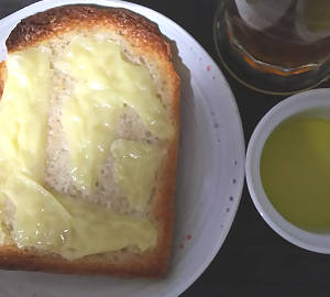 カリカリに焼いた食パンの耳(へた)|簡単おつまみ
