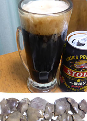 自家製、鶏レバーのスモーク(燻製)とキリンスタウト