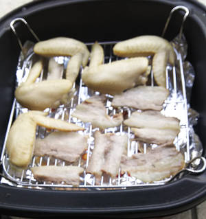 豚バラスライスと手羽先のスモーク（燻製）